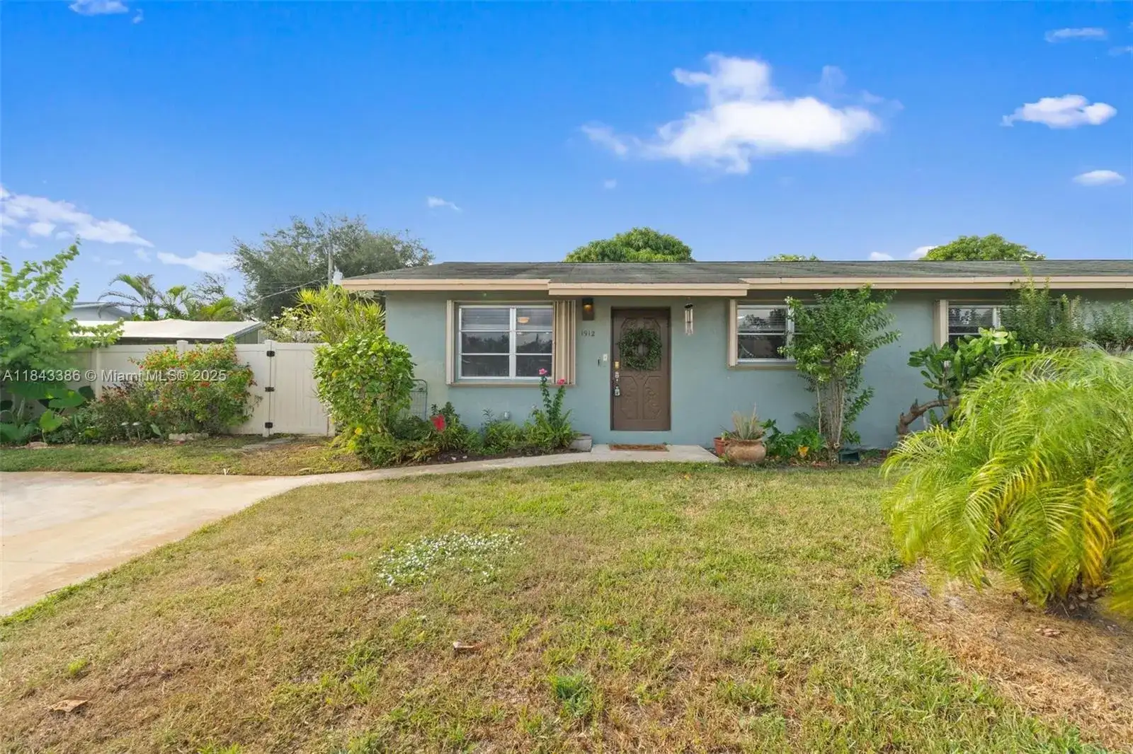 1912 SW 97th Ter, Miramar FL 33025 photo 2