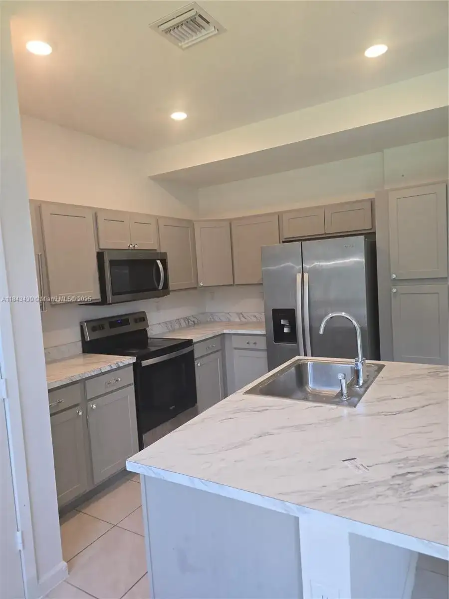 1141 NW 208th, Miami Gardens FL 33169 photo 4