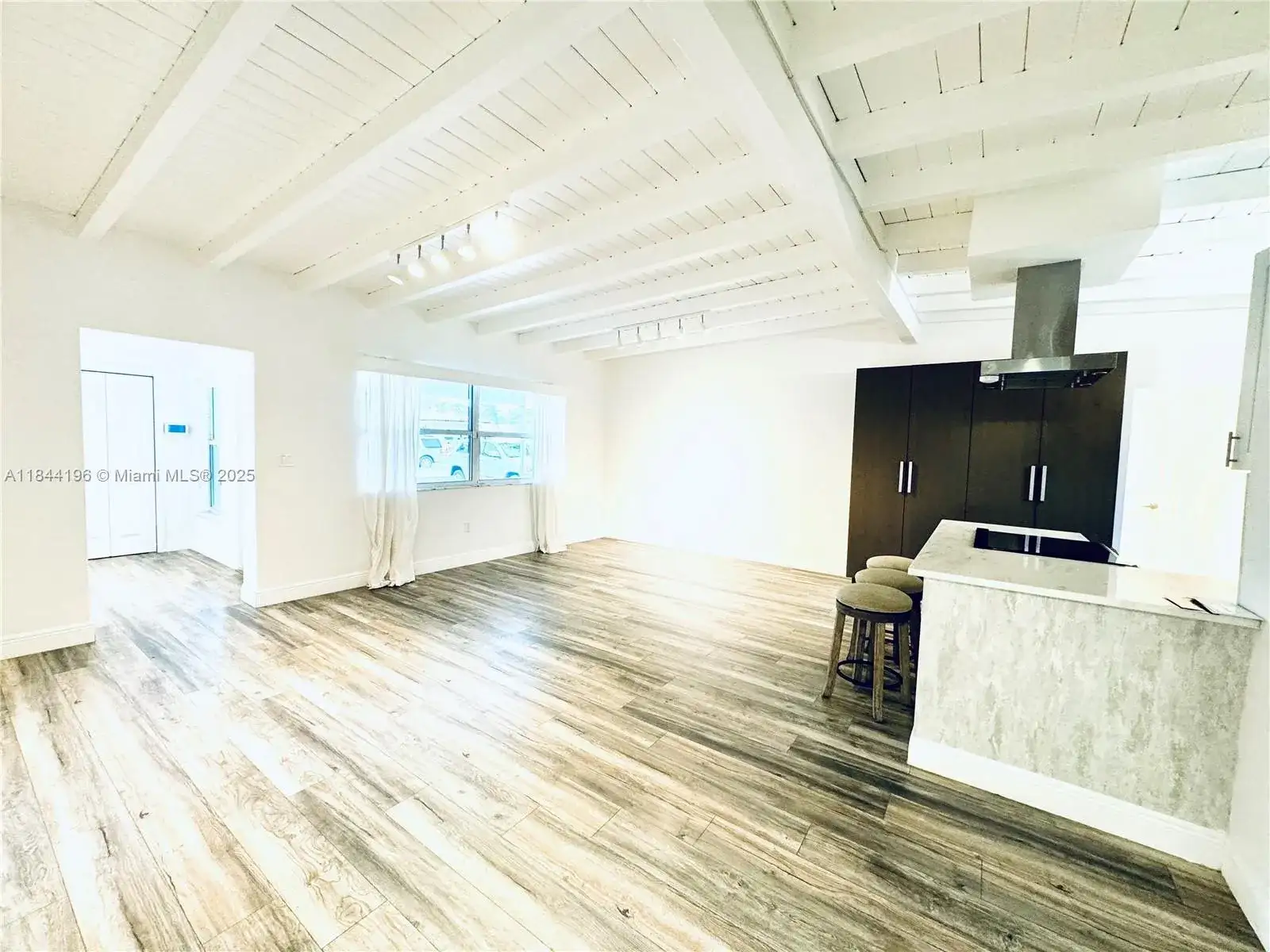 2075 S Hibiscus Dr, North Miami FL 33181 photo 4