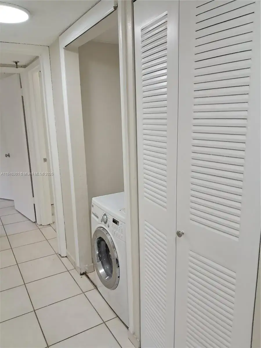 546 SW 1st St # 209, Miami FL 33130 photo 5