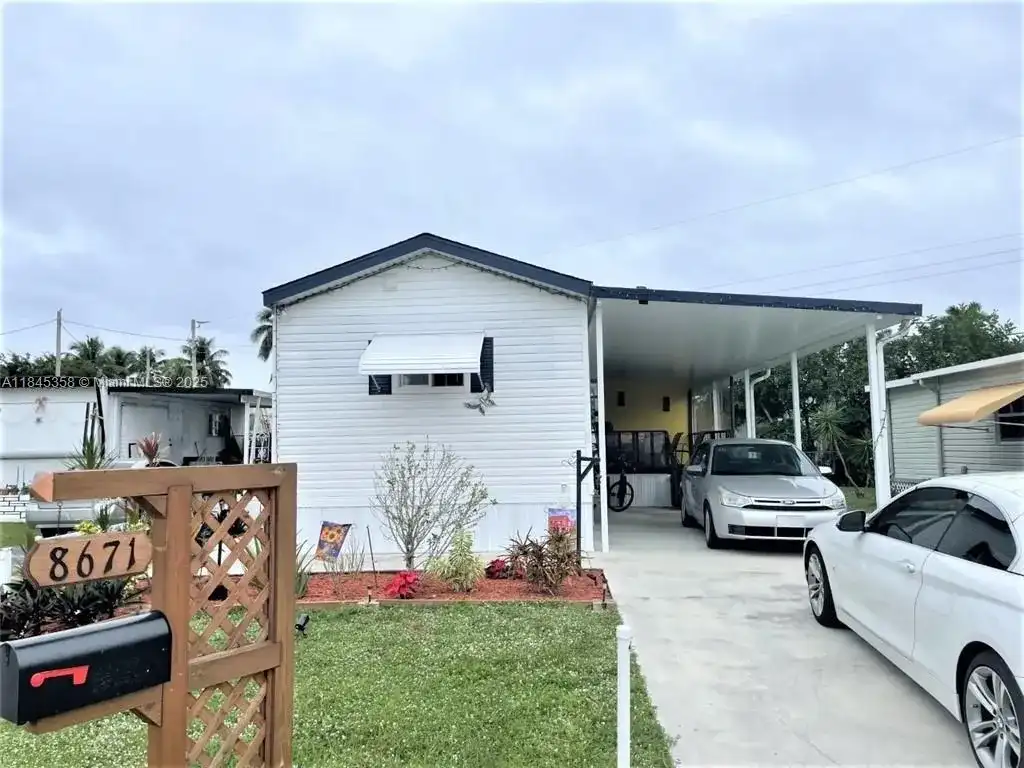 8671 SW 18th Pl, Davie FL 33324