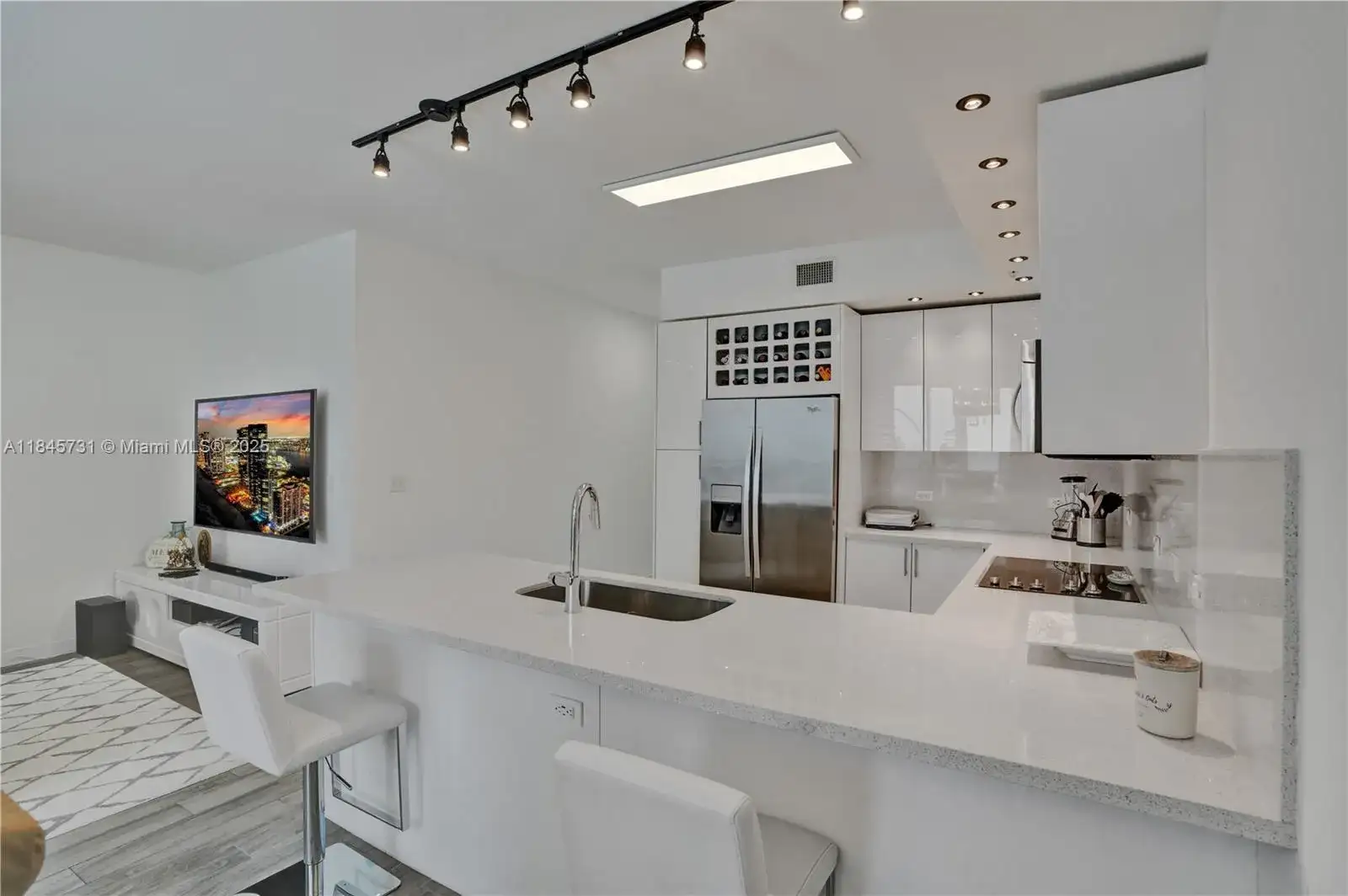999 SW 1st Ave # 1402, Miami FL 33130 photo 4