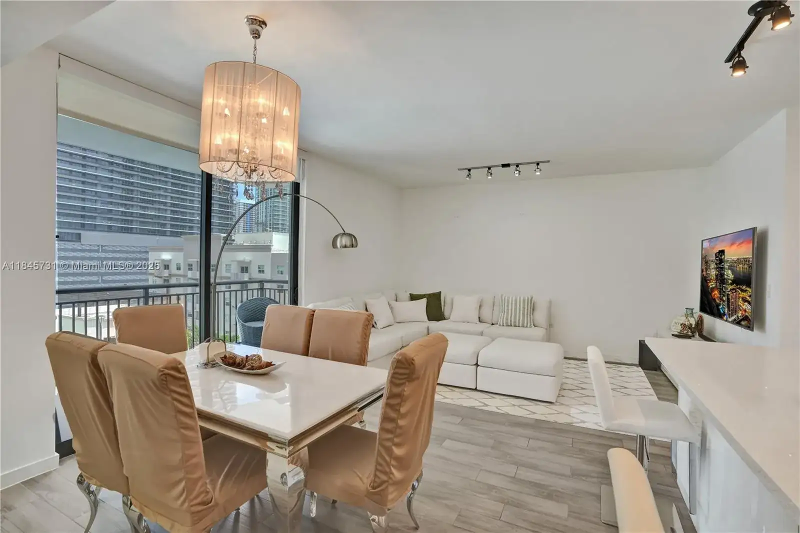 999 SW 1st Ave # 1402, Miami FL 33130 photo 5