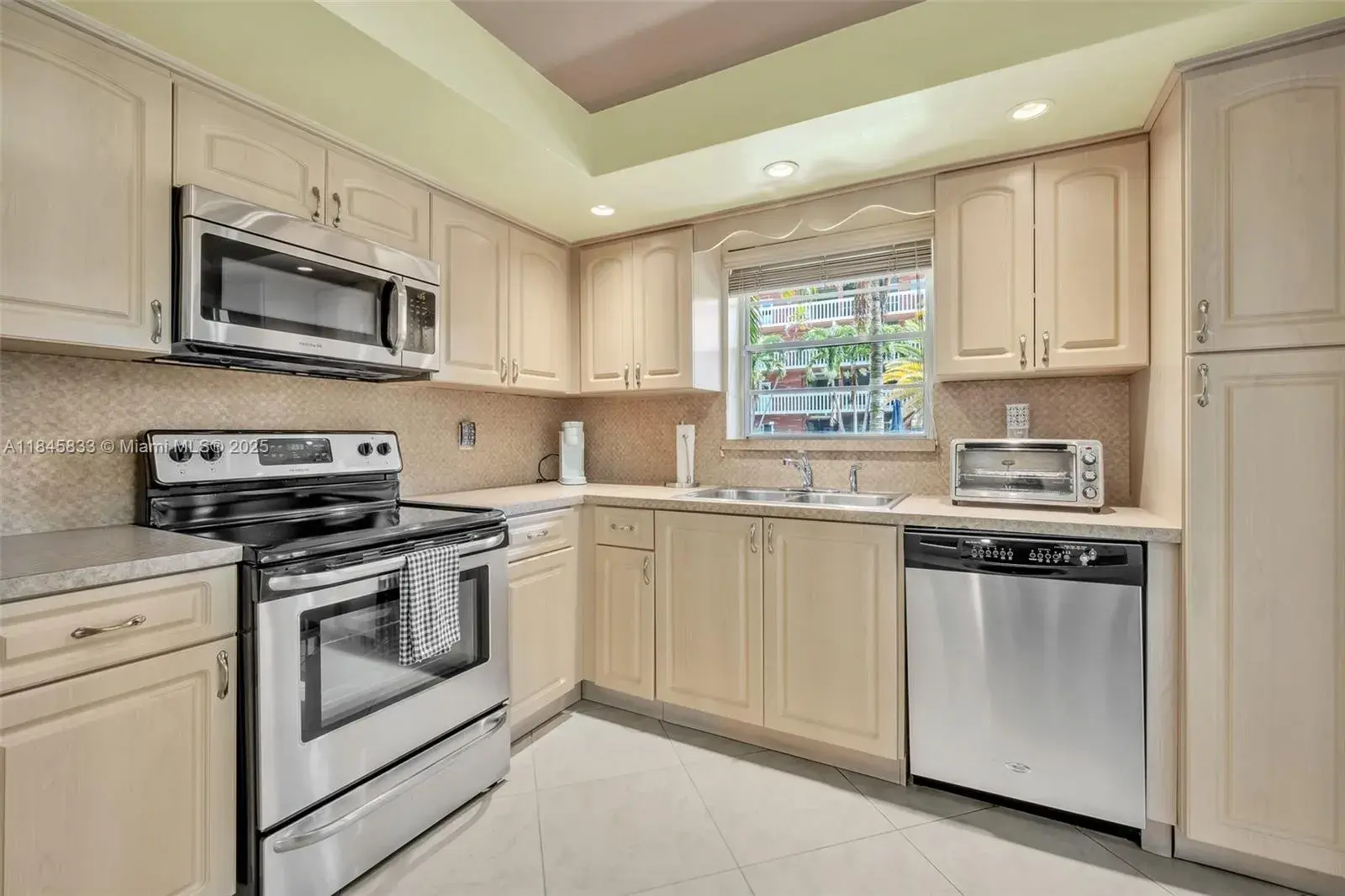 200 NE 12th Ave # 3A, Hallandale Beach FL 33009