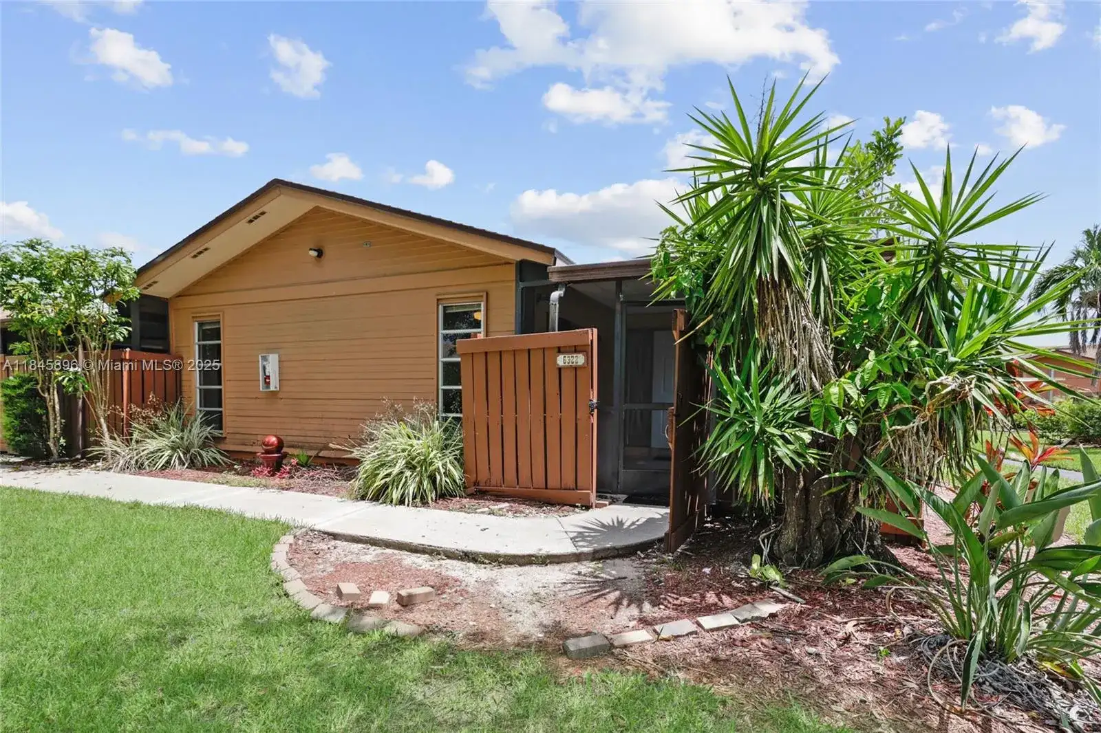 6322 Royal Woods Dr, Fort Myers FL 33908 photo 2
