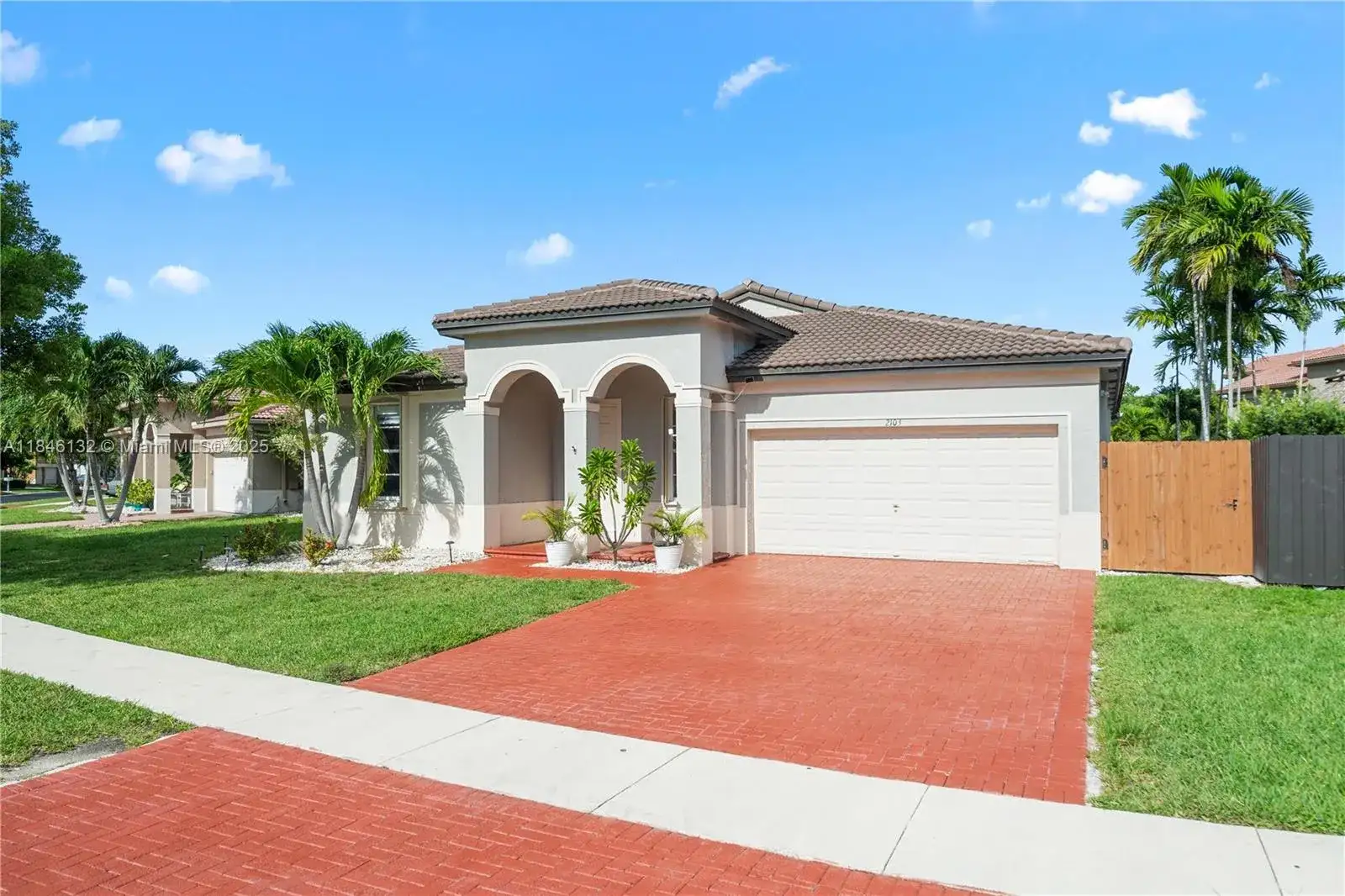 2103 NE 39th Ter, Homestead FL 33033 photo 2