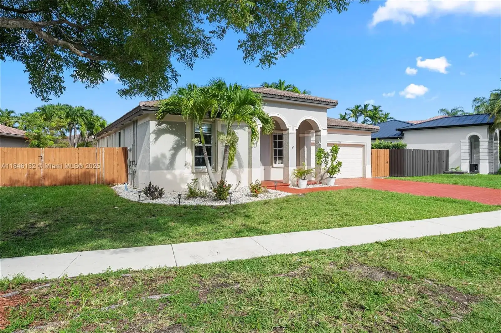 2103 NE 39th Ter, Homestead FL 33033 photo 3