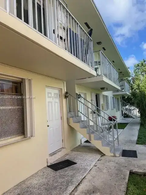 1533 SW 3rd St, Miami FL 33135 photo 2