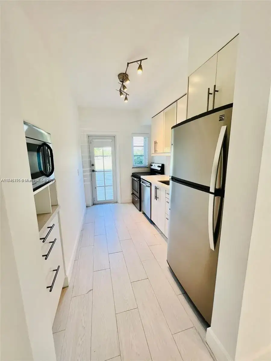 125 S Shore Dr # 2, Miami Beach FL 33141 photo 4