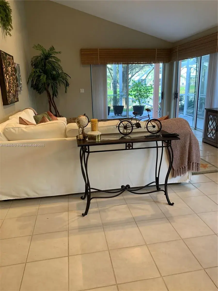 231 W Canterbury Dr W, Palm Beach Gardens FL 33418