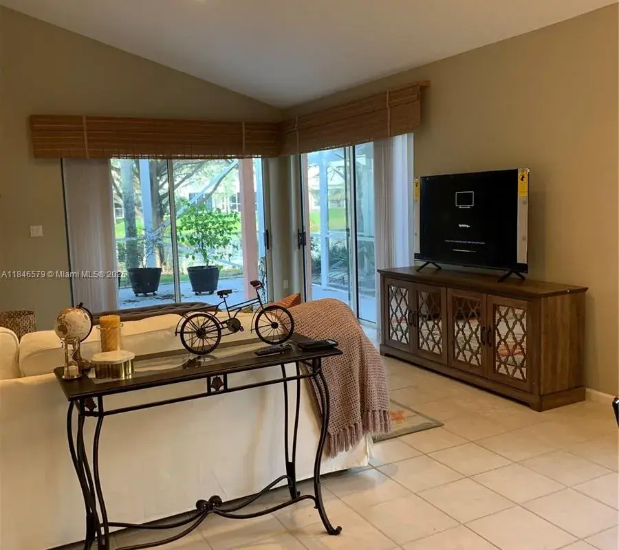 231 W Canterbury Dr W, Palm Beach Gardens FL 33418