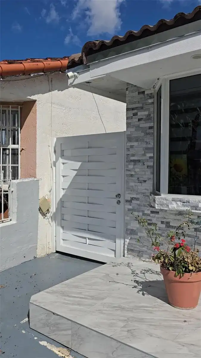 11465 NW 88th Ct, Hialeah Gardens FL 33018 photo 2