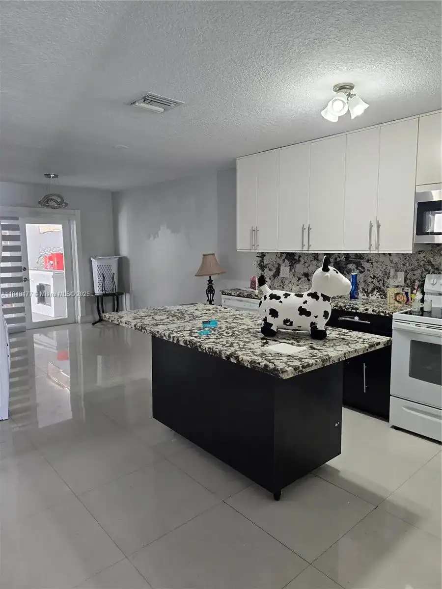 11465 NW 88th Ct, Hialeah Gardens FL 33018 photo 5