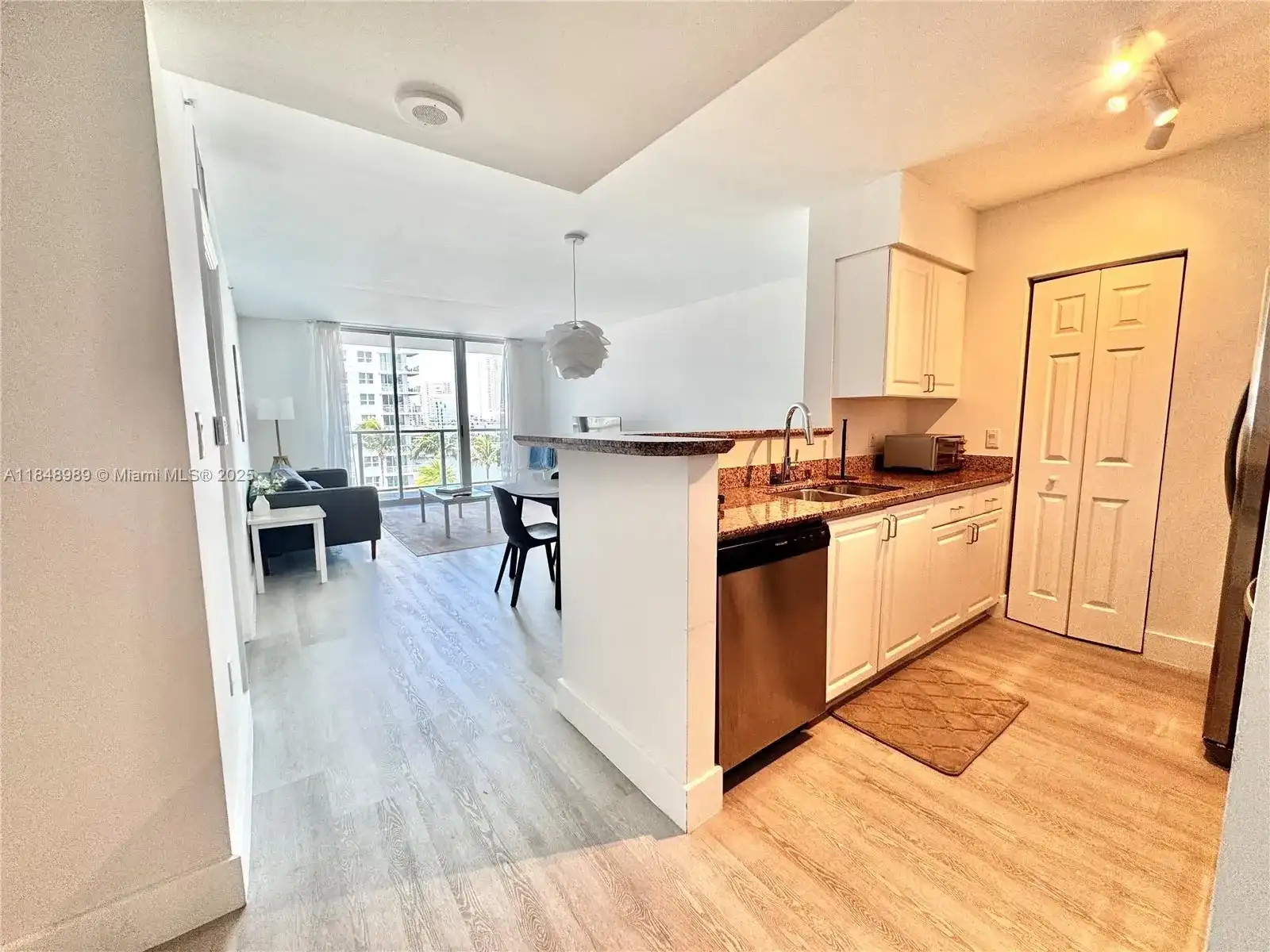 1155 Brickell Bay Dr # 906, Miami FL 33131