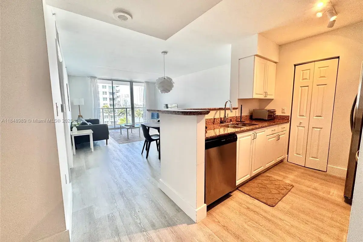 1155 Brickell Bay Dr # 906, Miami FL 33131