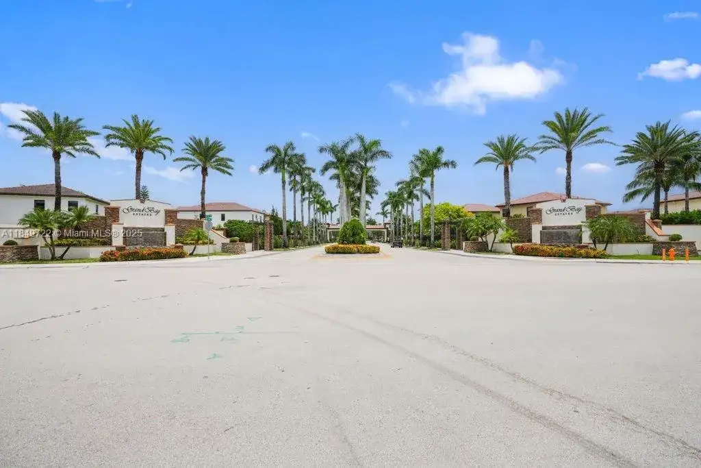 10016 NW 89th Ter, Doral FL 33178 photo 3