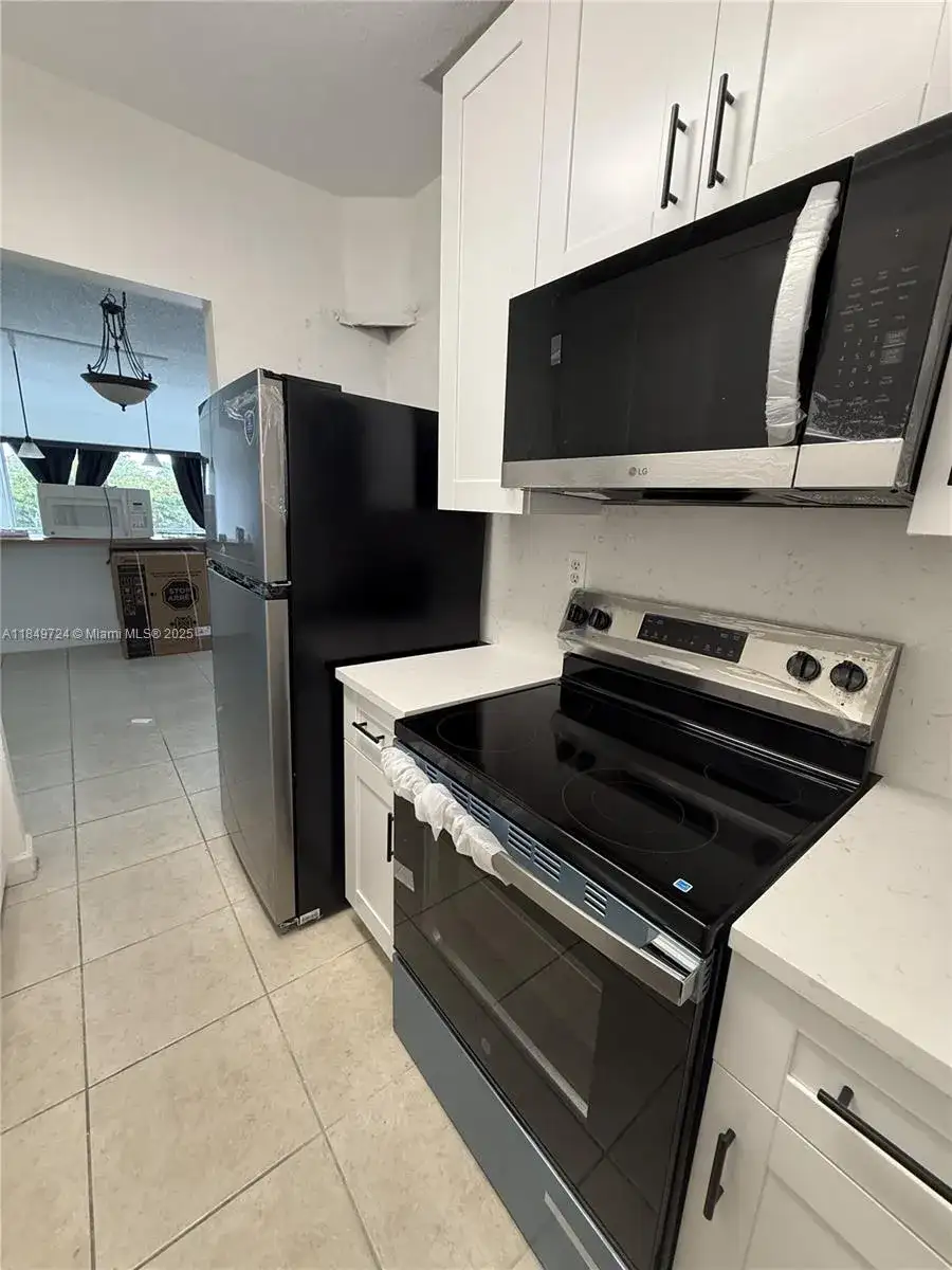 10900 SW 104th St # 323, Miami FL 33176 photo 4