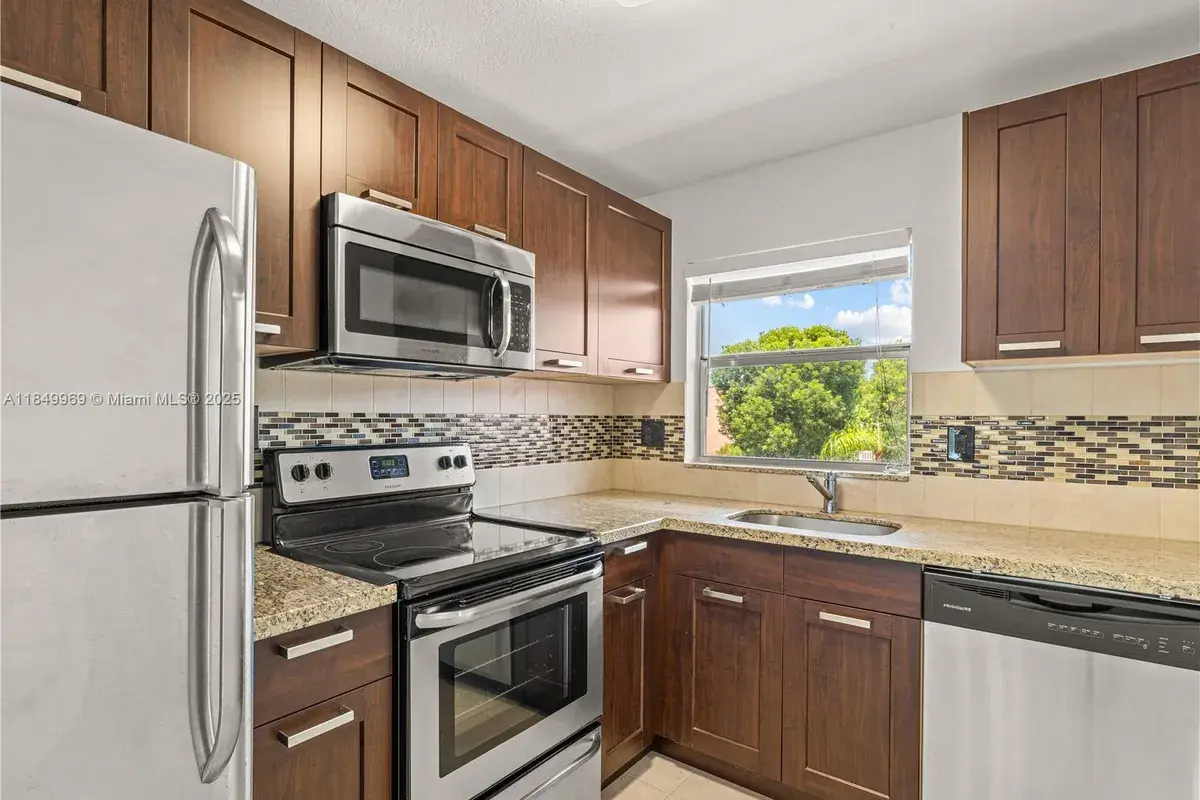 9460 Sunrise Lakes Blvd # 309, Sunrise FL 33322