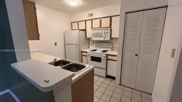 2820 N Oakland Forest Dr # 106, Oakland Park FL 33309