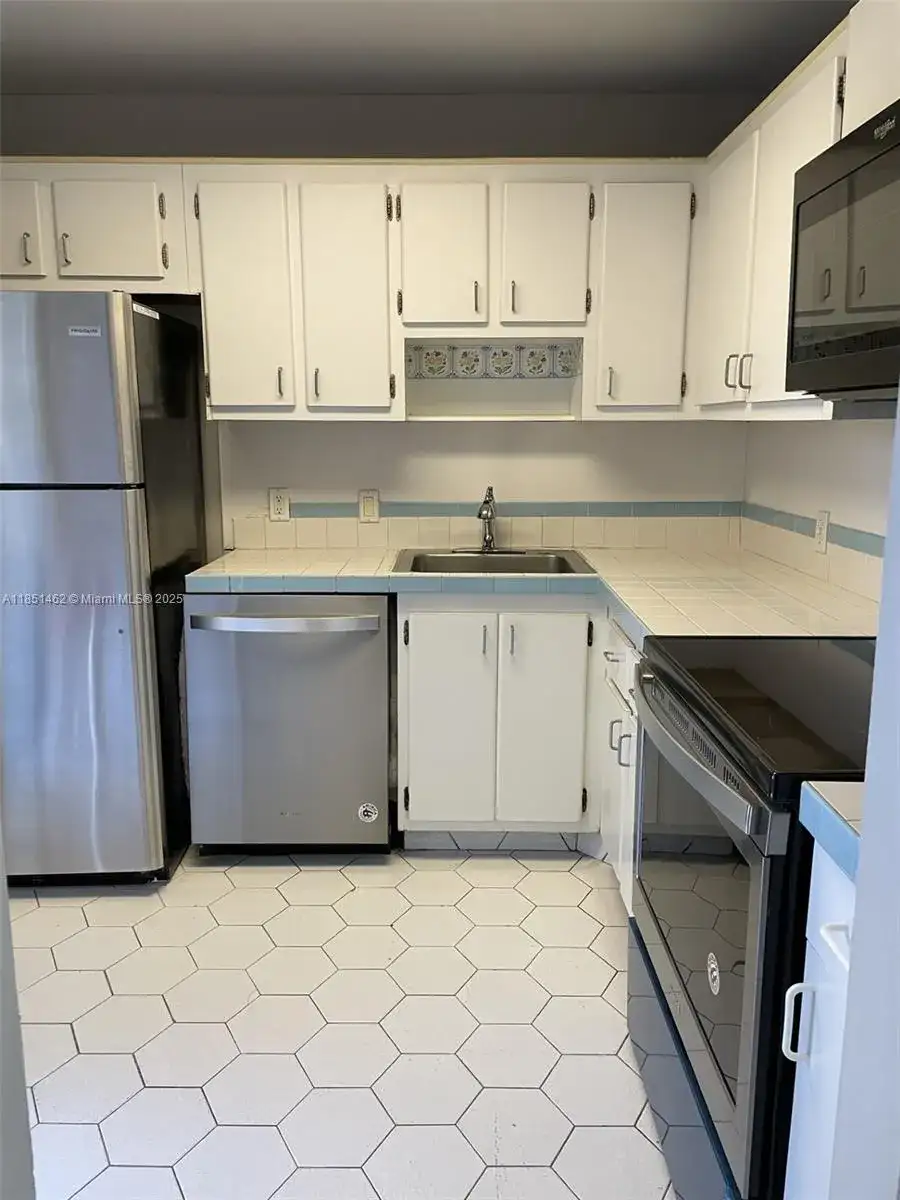 3301 N Country Club Dr # 309, Aventura FL 33180 photo 3
