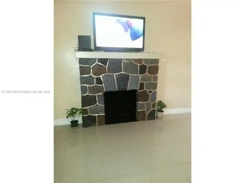 321 NW 13th Ave, Miami FL 33125 photo 3