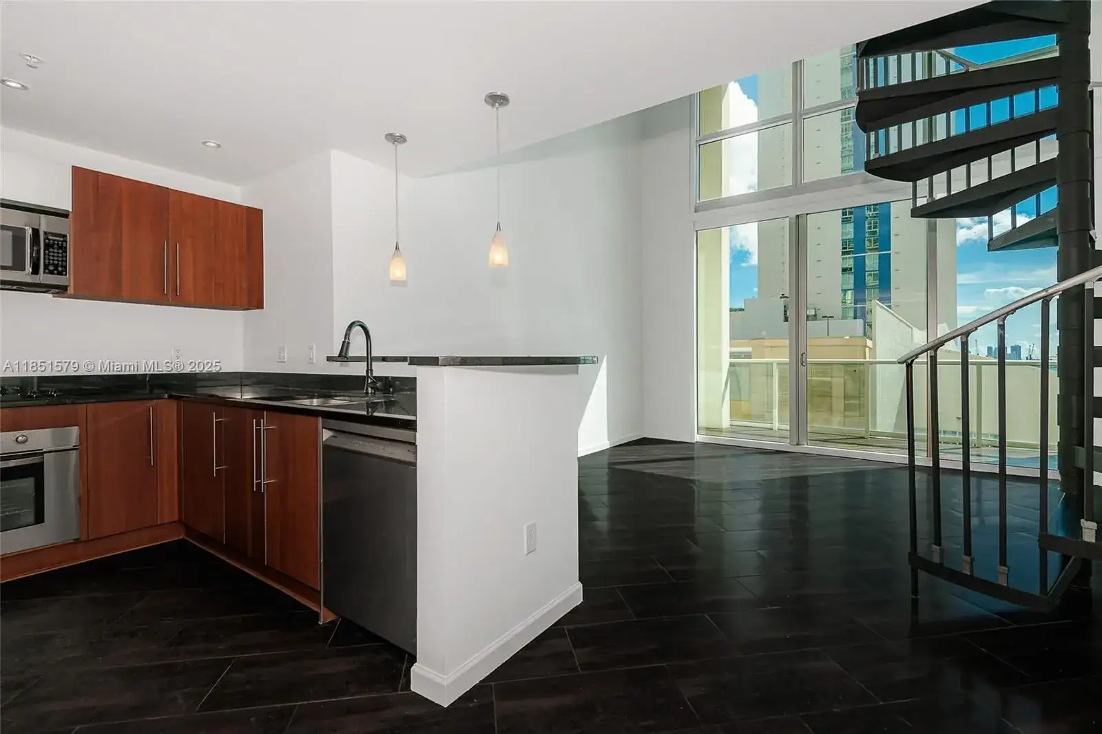 300 S Biscayne Blvd # 826, Miami FL 33131 photo 2