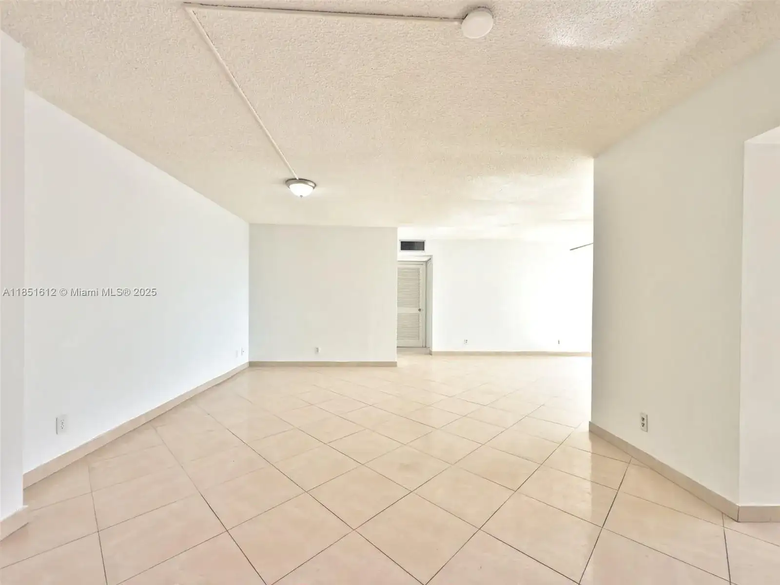 942 NE 199th St # 302, Miami FL 33179 photo 4