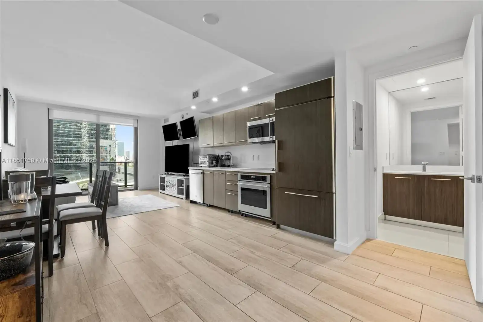 45 SW 9th St # 1109, Miami FL 33130 photo 2