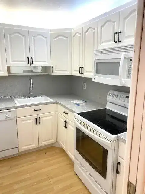 575 Oaks Ln # 701, Pompano Beach FL 33069 photo 4