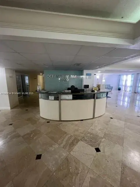 1000 Parkview Dr # 523, Hallandale Beach FL 33009