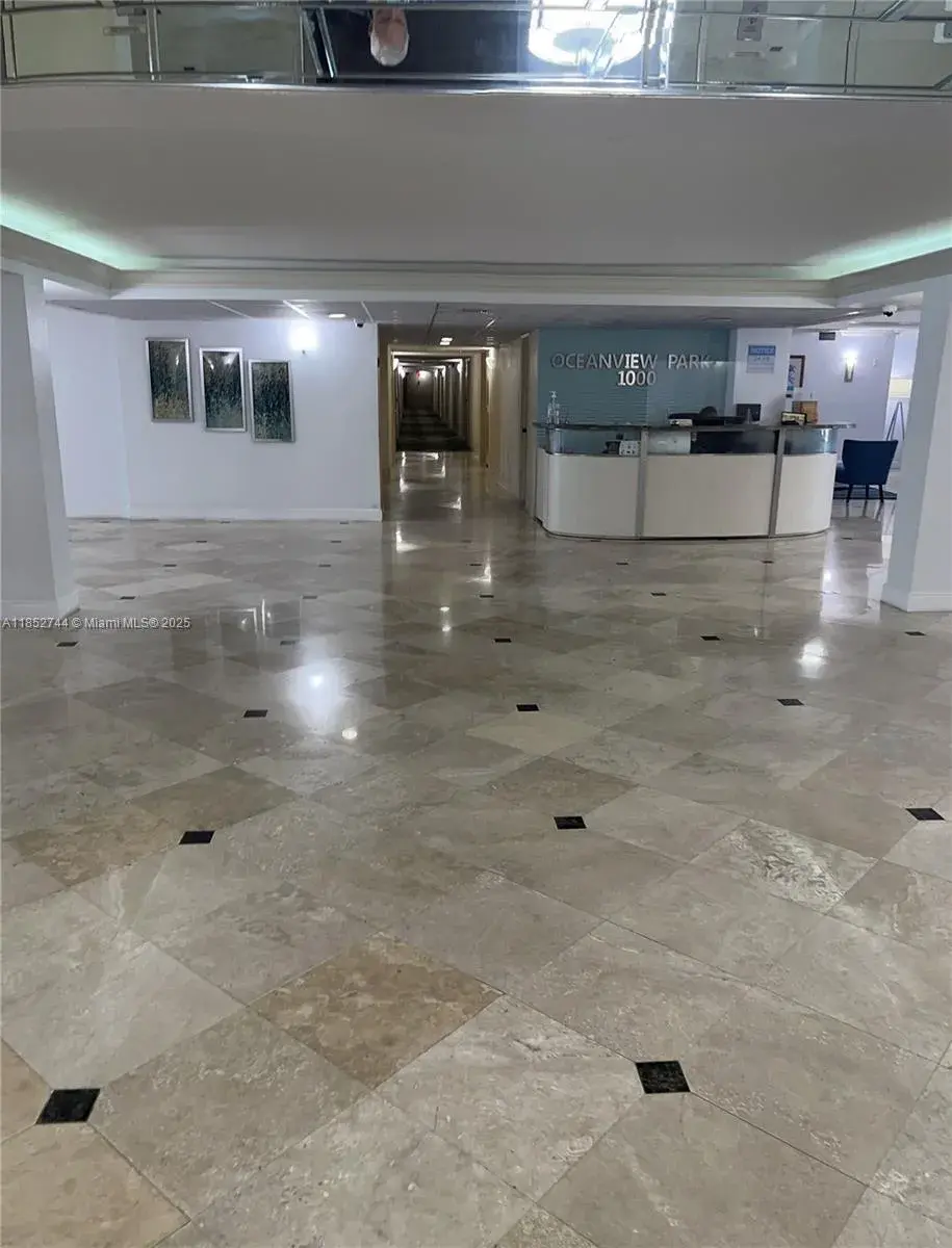1000 Parkview Dr # 523, Hallandale Beach FL 33009