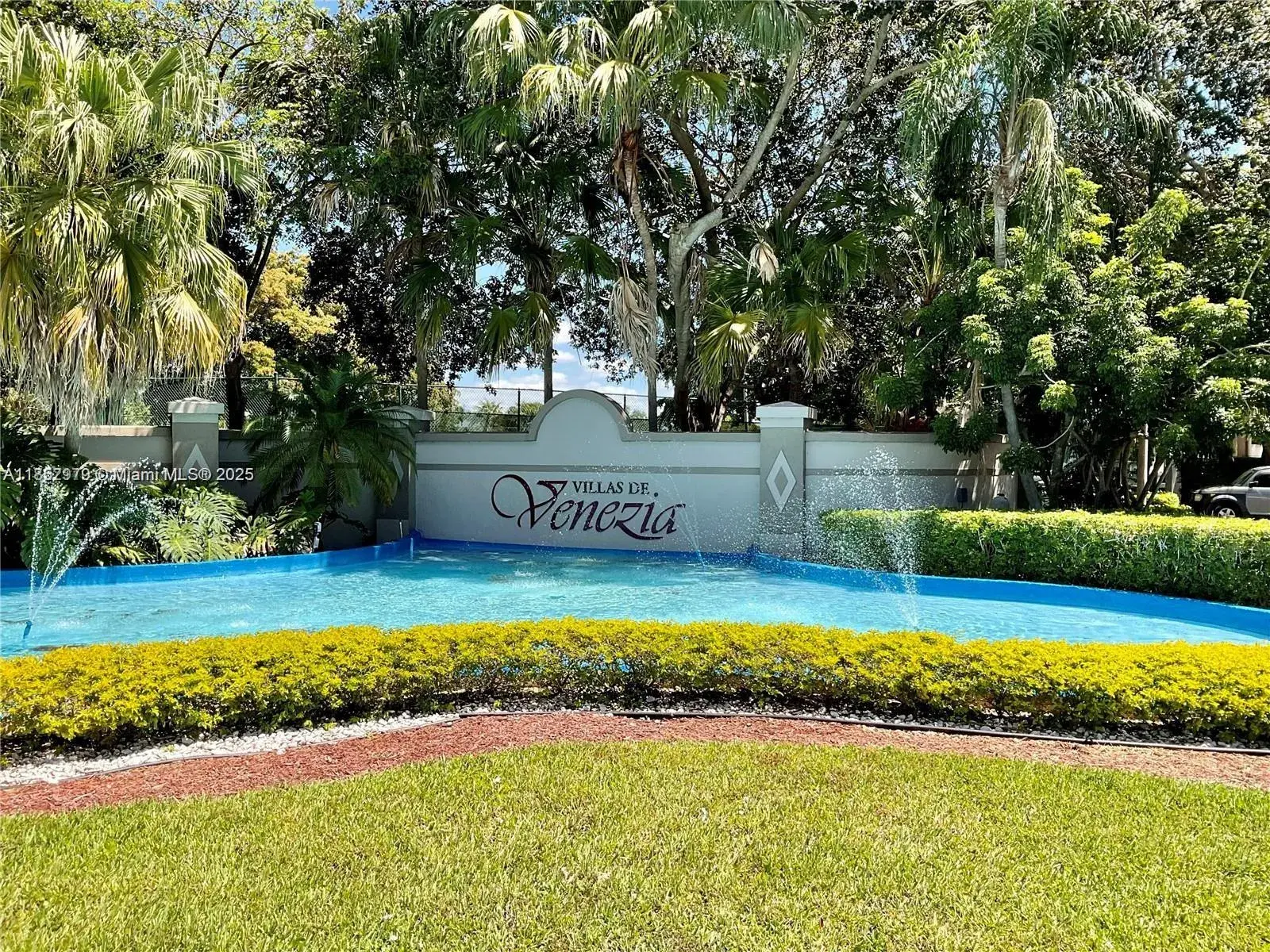 9886 Nob Hill Ln, Sunrise FL 33351