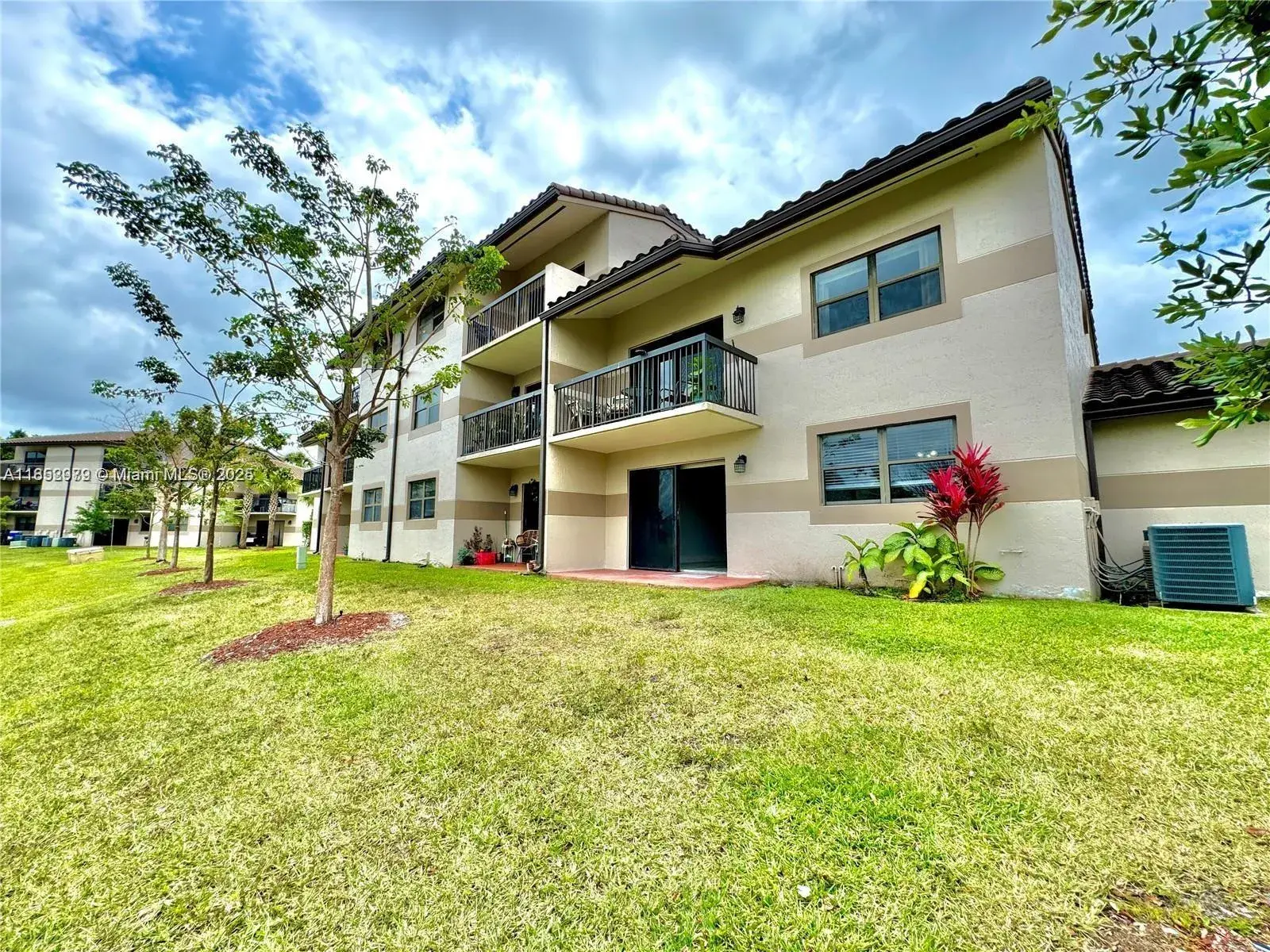 9886 Nob Hill Ln, Sunrise FL 33351