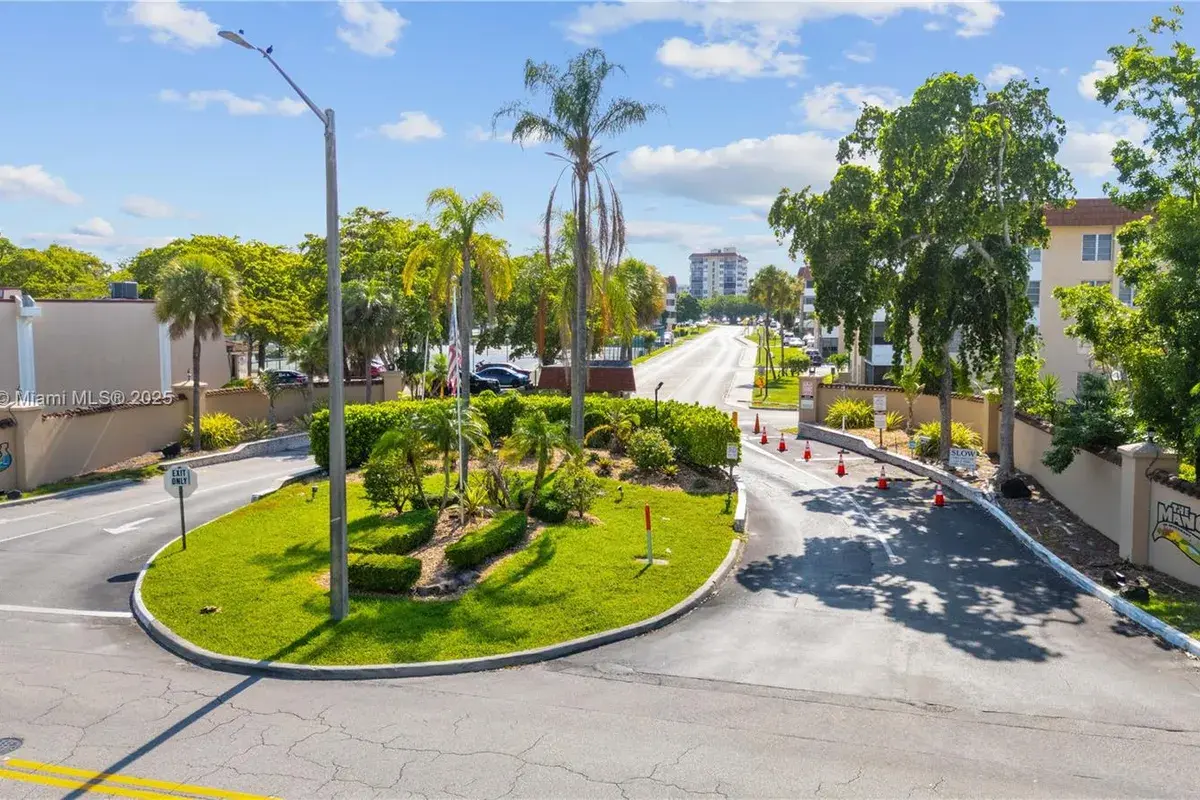 4088 Inverrary Dr # 11F, Lauderhill FL 33319