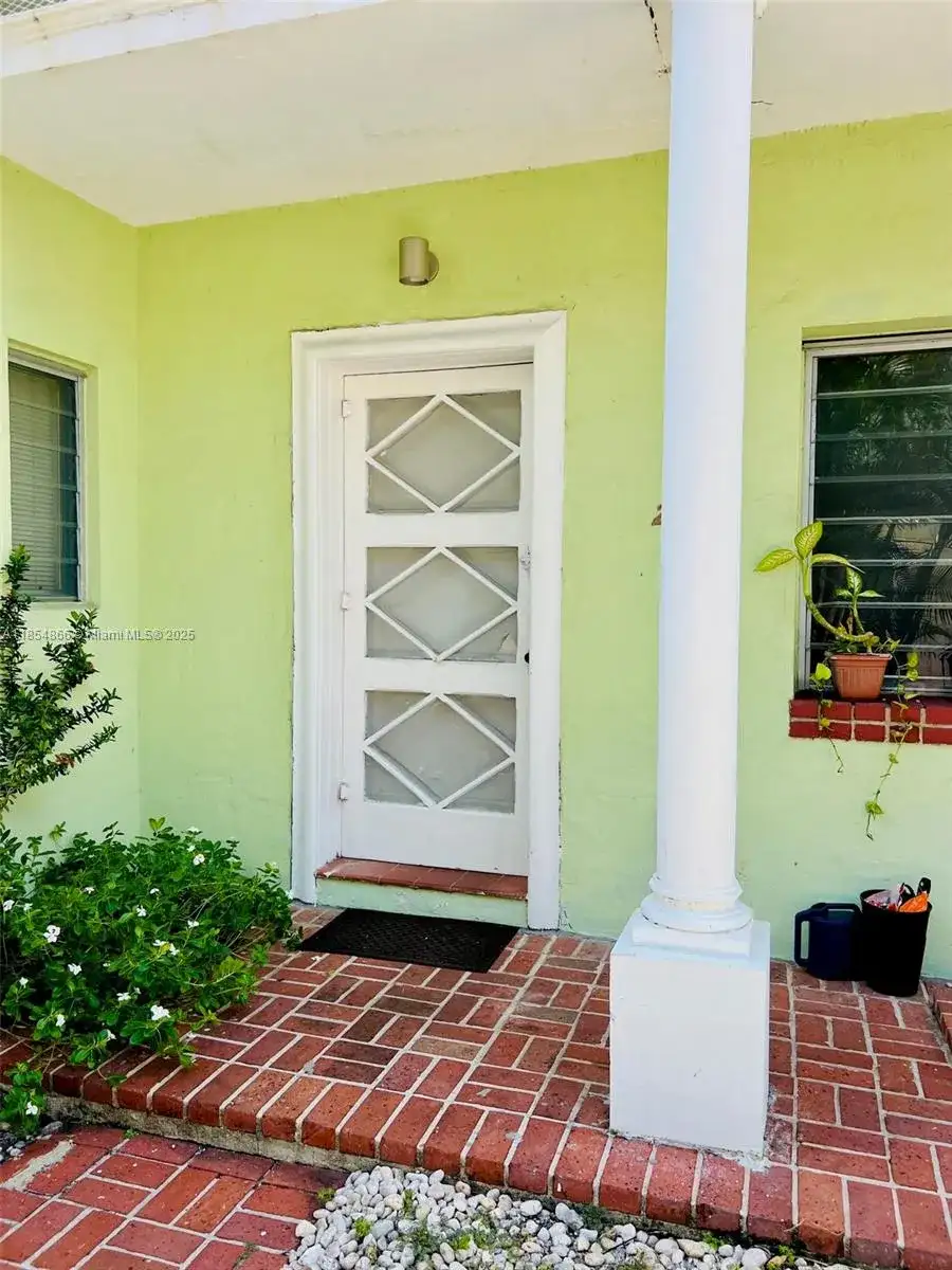 2830 Pine Tree Dr # 2, Miami Beach FL 33139 photo 2