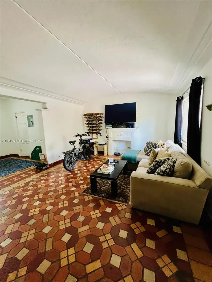 2830 Pine Tree Dr # 2, Miami Beach FL 33139 photo 4