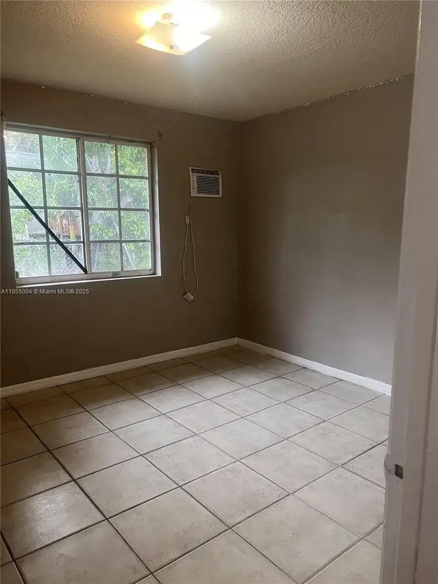 571 NE 136th St # 571, North Miami FL 33161 photo 4