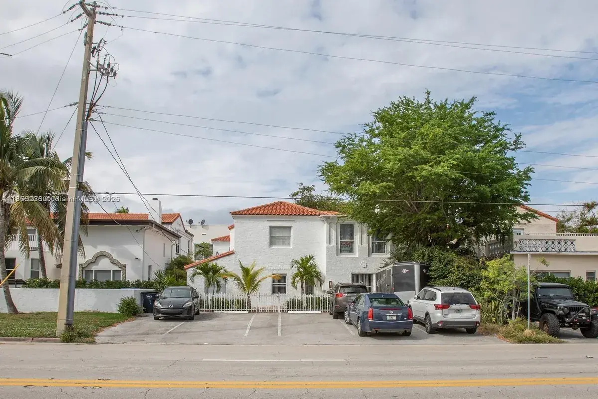 2816 Pine Tree Dr, Miami Beach FL 33140