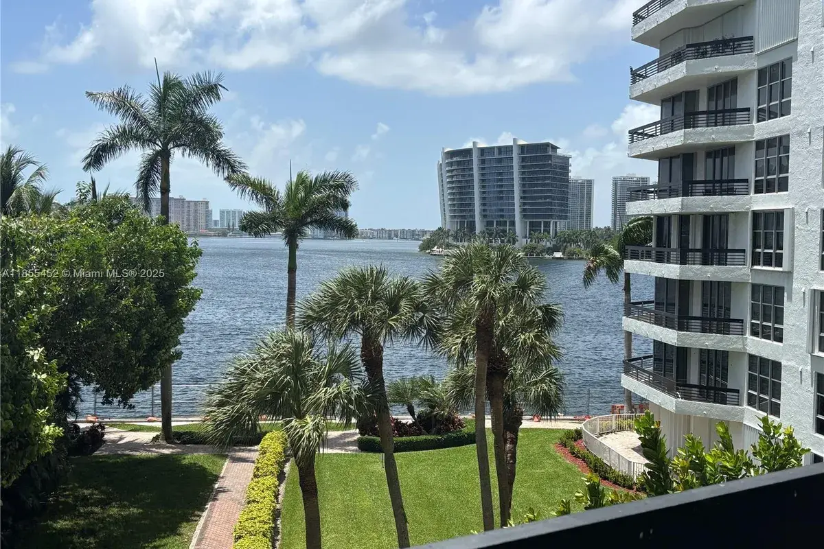 3600 Mystic Pointe Dr # 414, Aventura FL 33180