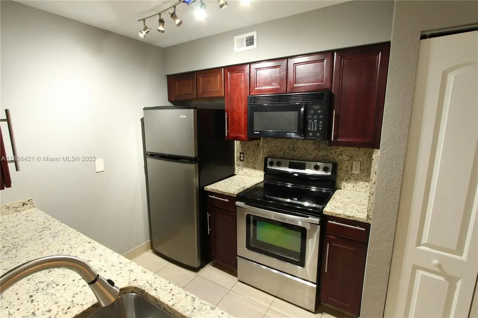 2850 N Oakland Forest Dr # 107, Oakland Park FL 33309 photo 4