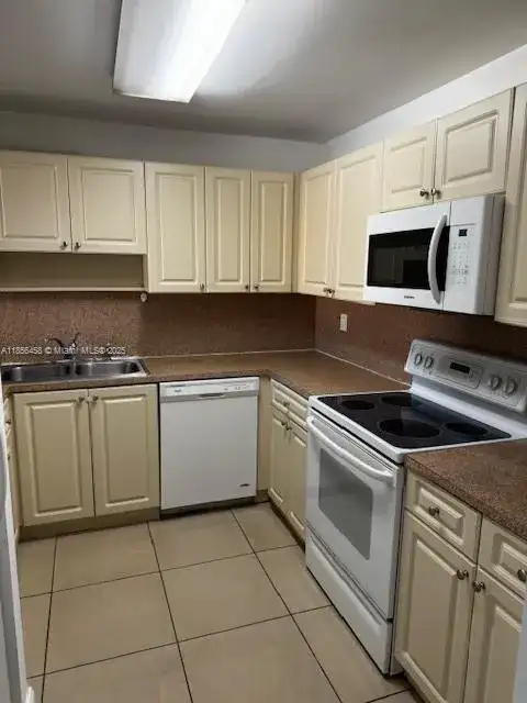 6950 Miami Gardens Dr # 508, Hialeah FL 33015 photo 2