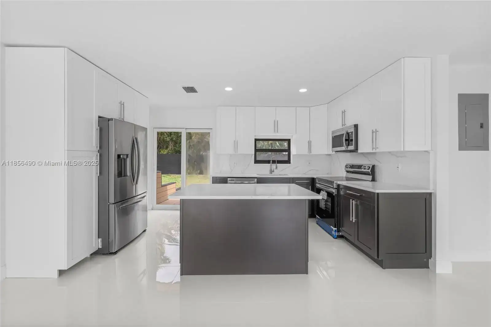 949 SE 5th St, Deerfield Beach FL 33441 photo 2