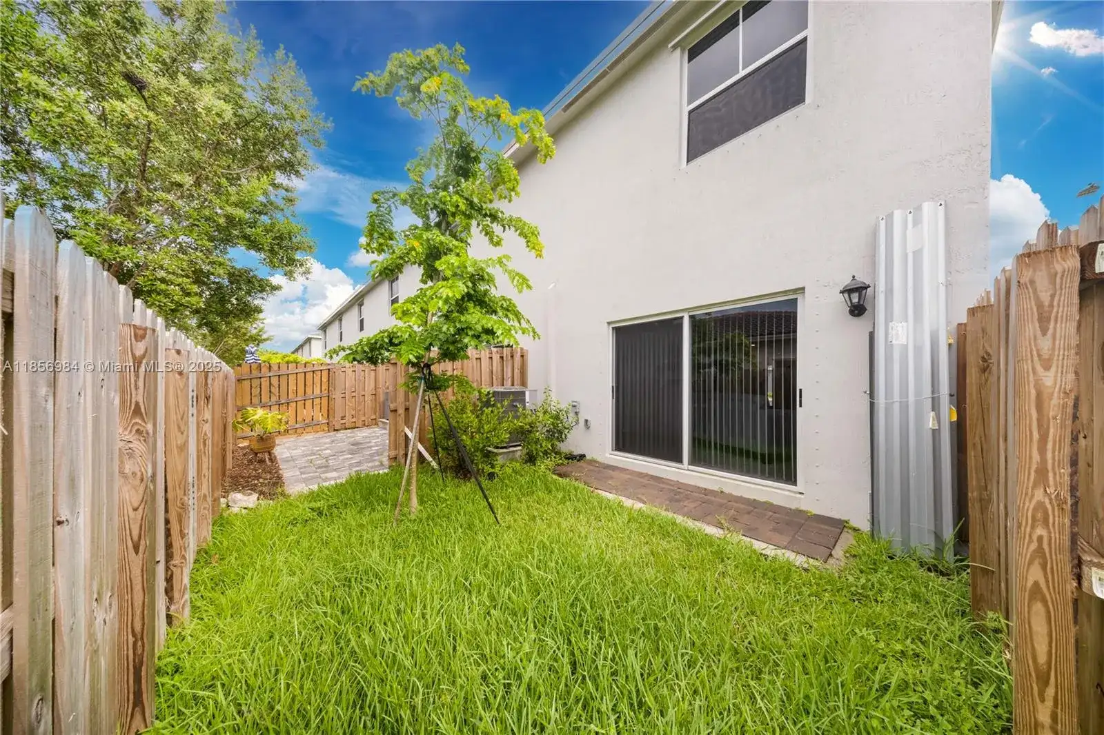 425 NE 1st Dr, Florida City FL 33034 photo 2