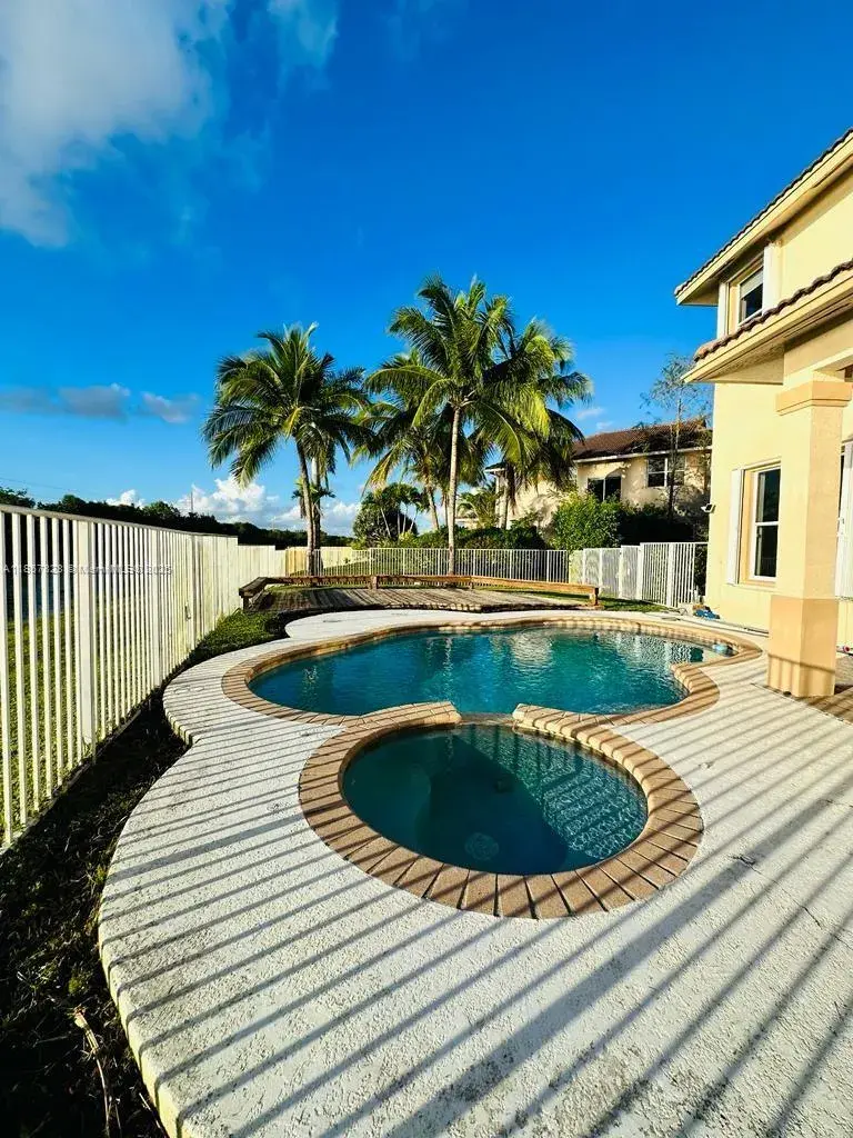 1887 Harbor View Cir, Weston FL 33327