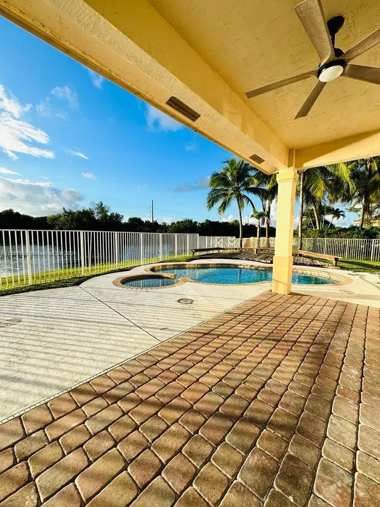 1887 Harbor View Cir, Weston FL 33327