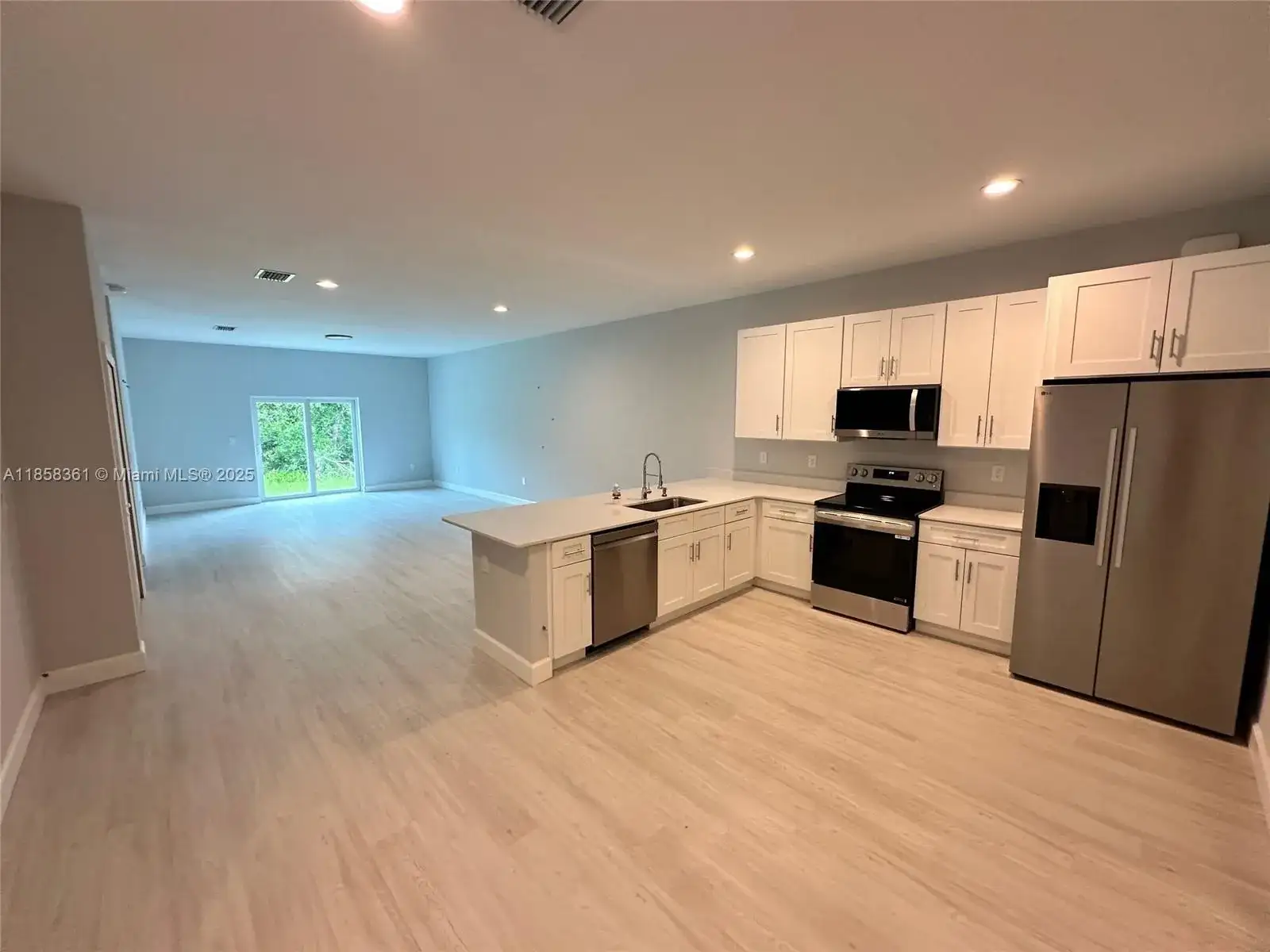 10385 Port Everglades St, Port Charlotte FL 33981 photo 2