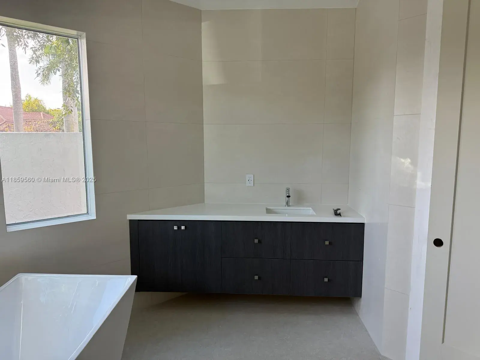 2523 Montclaire Cir, Weston FL 33327