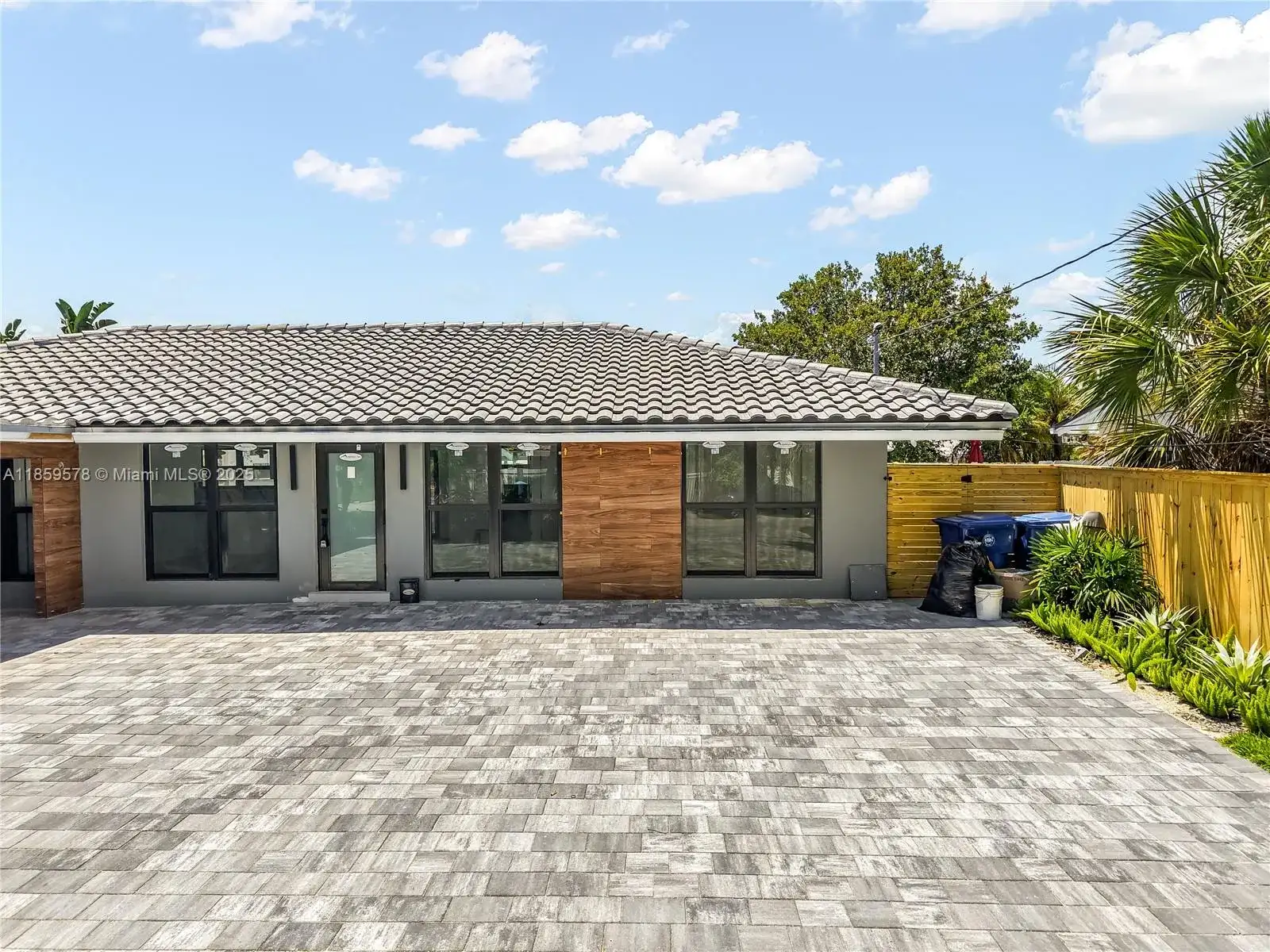 2417 NE 18th Ave, Wilton Manors FL 33305 photo 2
