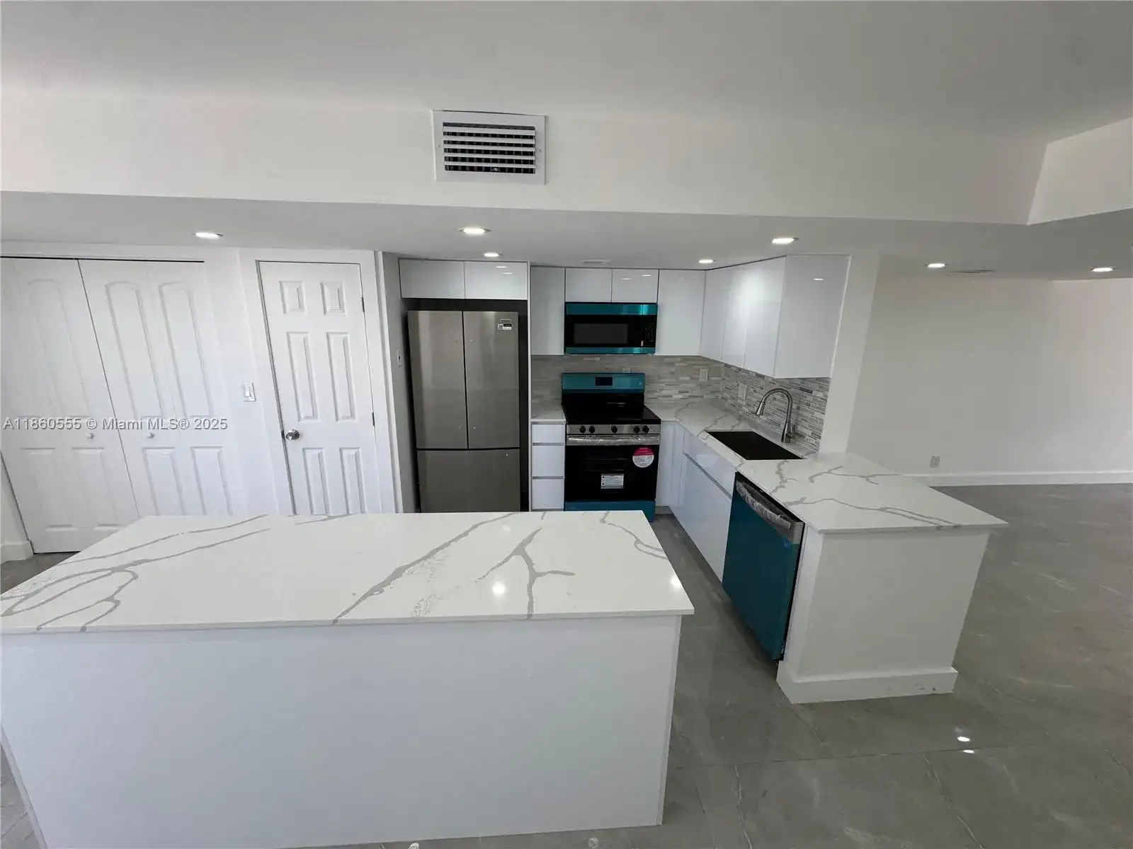 2318 NE 7th St # 34, Hallandale Beach FL 33009 photo 2
