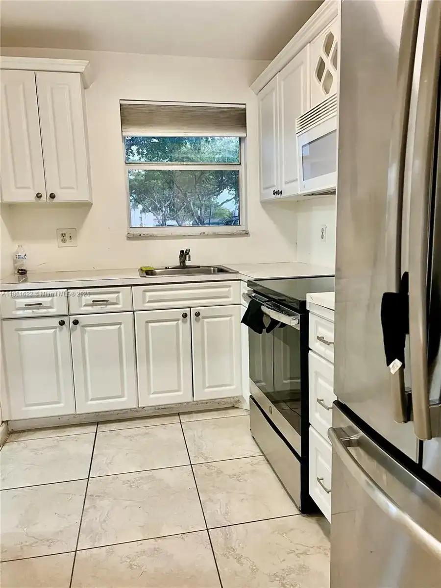 8460 Sunrise Lakes Blvd # 112, Sunrise FL 33322 photo 2